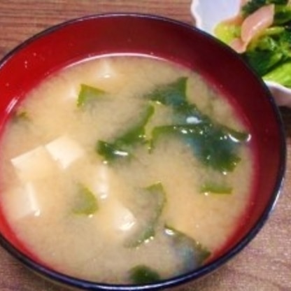 大量の昆布かと思うほどの長さの束で頂いたワカメ、早速お味噌汁に使いました。大鍋でたっぷり、美味しく頂きました。ご馳走さまでした♪